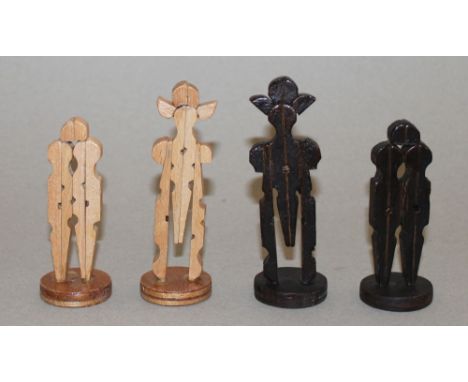 Europa. Deutschland. Schachfiguren aus Holz - Wäscheklammern. Die eine Partei ist dunkelbraun eingefärbt, die andere hellbrau