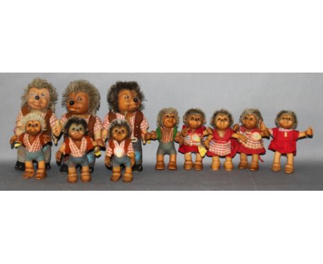 Kinderspielzeug. Steiff. Figurengruppe - drei Figuren Mecki (davon zwei mit Schild), drei Figuren Macki (davon eine Figur mit