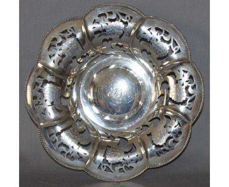 Silber. Danzig. Kleine Schale mit durchbrochenem Rand im Weintraubendekor. Schale mit geriffeltem Außenrand und stilisiertem 
