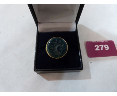 An Islamic gilt hardstone intaglio ring carved with a horse. Size M