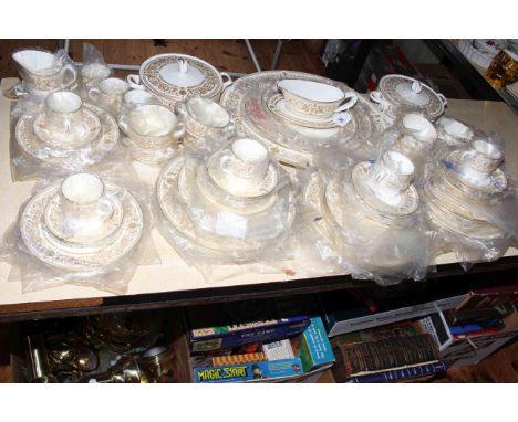 Large collection of Royal Worcester 'Hyde Park' table ware