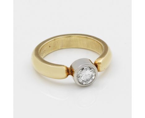 Gelbgold, gest. 750. Zentral besetzt mit einem Altschliffdiamanten von ca. 0,50 ct.; Gew. ca. 7,13 g.Ring set with a diamond 