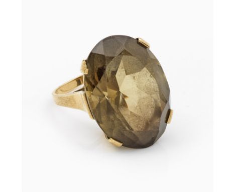 Gelbgold, gest. 333. Zentral besetzt mit einem facettierten, graubraunem Topas. Gew. ca. 9,28 g. Ring set with a grey-brown t