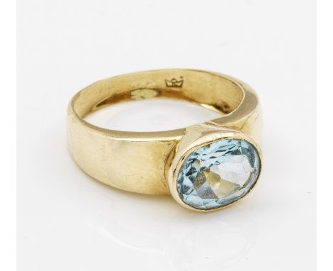 Gelbgold, gest. 585. Zentral besetzt mit einem himmelblauen Aquamarin. Gew. ca. 2,60 g.Ring set with an aquamarine, in 14 k g