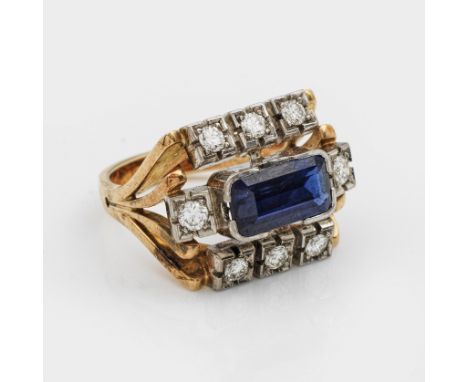 Gelbgold, gest. 585. Zentral besetzt mit royalblauer Saphir-Baguette, entouriert von Diamanten. Gew. ca. 9,82 g.Ring set with