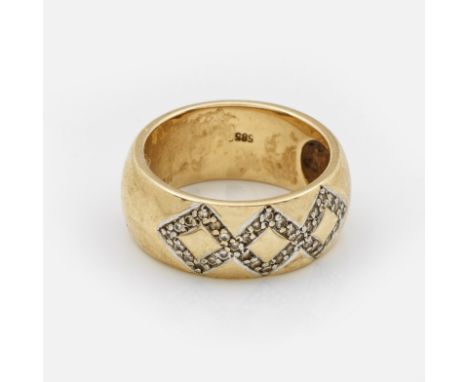 Gelbgold, gest. 585. In geometrischer Anordnung besetzt mit kleinen Diamanten. Gew. ca.10,56 g.Ring set with diamonds, in 14 