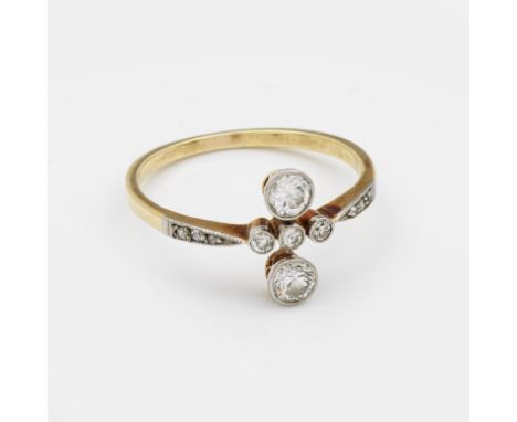 Gelbgold, 14 ct.; Zentral besetzt mit Altschliffdiamanten von zus. ca. 0,40 ct.; Gew. ca. 2,26 g.Ring set with diamonds appro