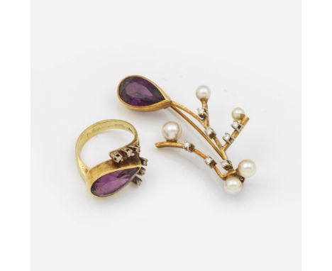 Ring und Brosche. Gelbgold, gest. 585. Je zentral besetzt mit einem tiefviolettfarbenen Amethysttropfen, akzentuiert durch Di