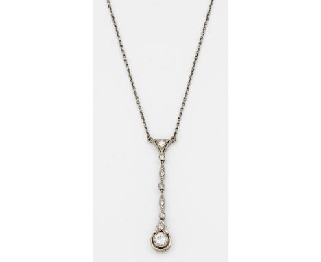 Platin, gest. Schauseitig besetzt mit Altschliffdiamanten von zus. ca. 0,30 ct., teilw. von zarten Millegriffbändern umzogen.
