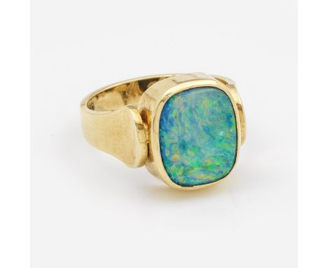 Gelbgold, gest. 585. Zentral besetzt mit Opalcabochon in sehr schönem Farbspiel. Gew. ca. 5,83 g. Ring set with opal, in 14 k