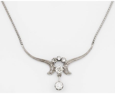 Weißgold, gest. 750. Zentral besetzt mit Altschliffdiamanten von zus. ca. 1,60 ct. Feine, überschlagene Ankerkette, vermutlic