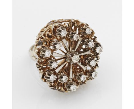 Weißgold, gest. 750. Schauseitig besetzt mit Brillanten von zus. ca. 0,90 ct.; Gew. ca. 20,24 g. Ring set with diamonds appro