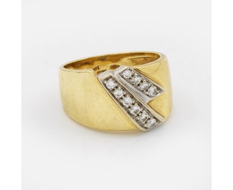 Gelbgold, gest. 585. Linear besetzt mit Brillanten von zus. ca. 0,30 ct., Gew. ca. 6,89 g.Ring set with diamonds approx. 0,30