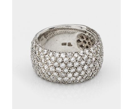 Silber, gest. 925. Besetzt mit Strass-Steinen in Pavéfassung. Gew. ca.12,44 g.Ring set with strass stones, in Sterling silver