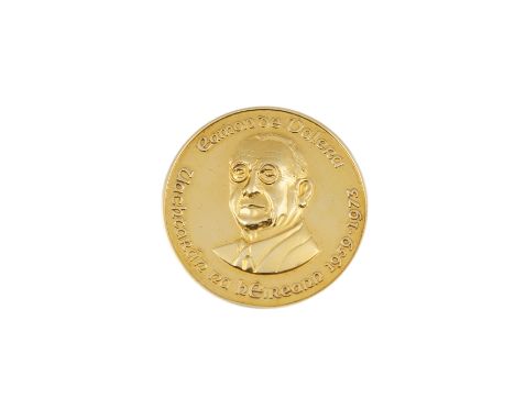 EAMON DE VALERA: PRESIDENT OF IRELAND 1959-1973A commemorative 18ct medallion, Dublin 1973, 35.5g, with portrait bust in gold