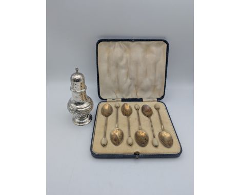 A set of six silver coffee spoons with decorative floral enamel bowls in a case, along with a pepper pot, total weight 105.9g