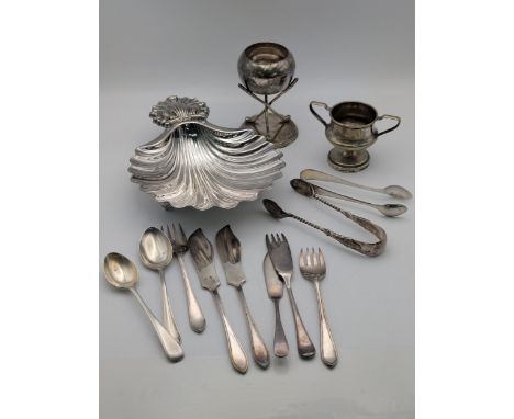 Silver and silver plated to include a trophy cup supported by three golf clubs along with two tea spoons, total weight 159.8g
