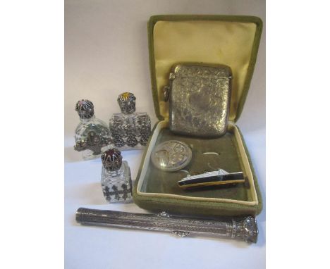 Collectables to include a silver vesta case with engraved decoration a pen/pencil combination in a white metal case, three mo