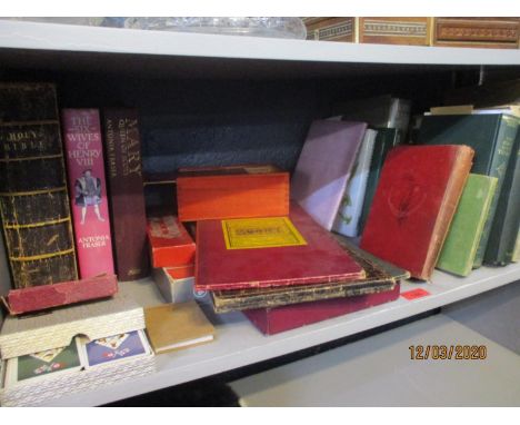 A small quantity of miscellaneous games and mixed vintage board games and books 