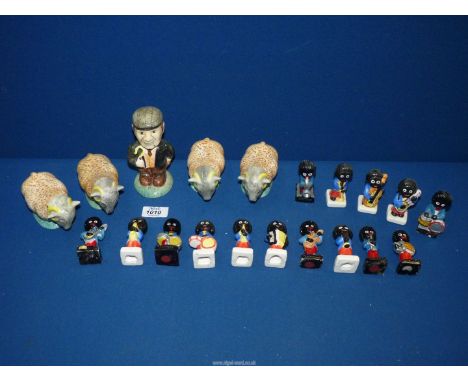 A ceramic Farmer and Sheep with nodding heads and a tray of 'Golly' figures from a band.
