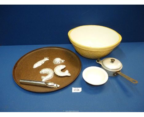 A box of kitchenalia including Green & Co. mixing bowl, fish shaped moulds, ceramic egg separator, 'Abex Moulding' bakelite t