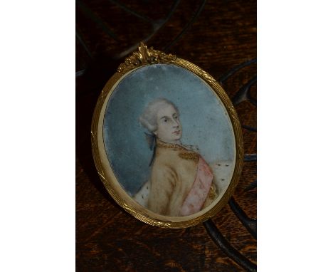 Antique oval framed miniature portrait of a bewigged gentleman