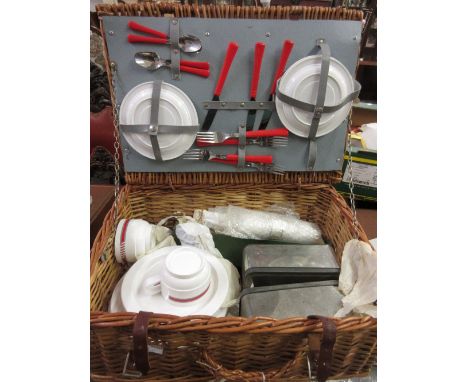 Guzzini Melamina picnic set in a wicker hamper (for Fiat 500)