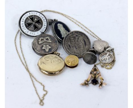A 9 CARAT GOLD CIRCULAR LOCKET, 18 carat gold cufflink, a Wedgwood pendant, brooches and an unmarked yellow metal art nouveau