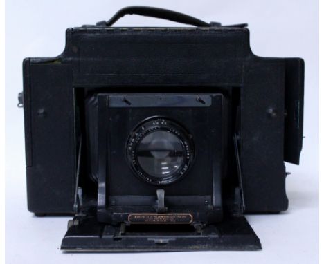 AN EARLY 20TH CENTURY GRAFLEX 3A FOLMER & SCHWING DIVISION CAMERA with a Taylor & Hobson Ltd., 7 inch series II Cooke anastig