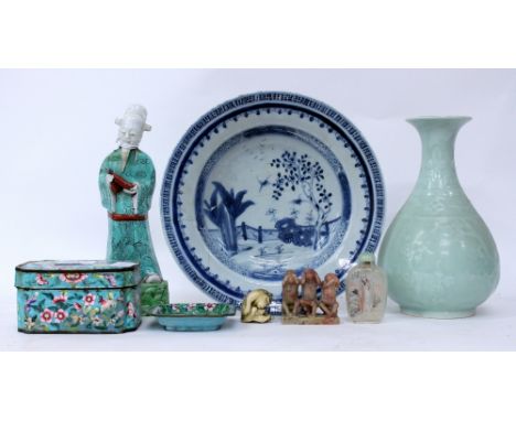 ANTIQUE ORIENTAL ITEMS to include an enamelled box and cover, a snuff bottle, an 18th century blue and white porcelain plate 