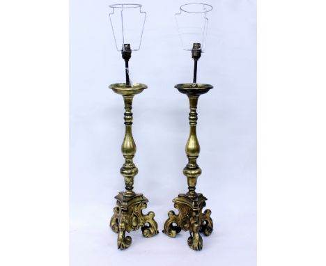 A PAIR OF 20TH CENTURY BRASS KNOPPED TABLE LAMPS standing on scrolling tripod feet 52cm high (2)