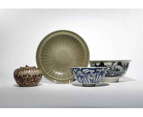 FOUR CHINESE CERAMIC ITEMS MING AND QING DYNASTY Comprising: a Longquan celadon dish, a blue and white 'Swatow' bowl painted 