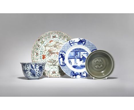 FOUR CHINESE CERAMIC ITEMS MING AND QING DYNASTY Comprising: a blue and white plate, with a six character Kangxi mark and of 