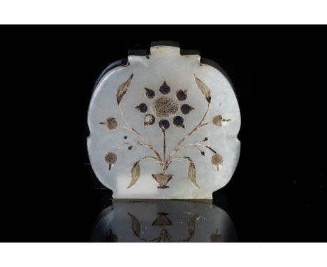 Islamic Art. A Mughal jade pendant  India, 19th century . Provenance: Adriano Moscatelli Collection, Rome. . Cm 5,00 x 4,60. 