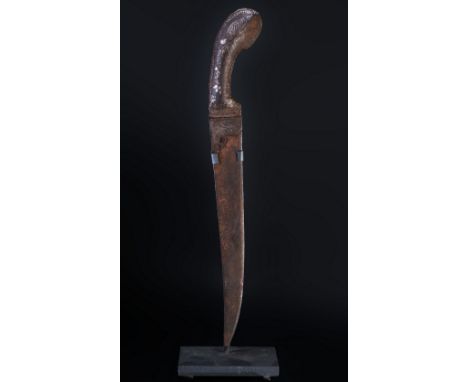 Indian Art. A Pesh kabz dagger with floral silver inlay on the grip  India, 18th - 19th century . Cm 32,00. 
