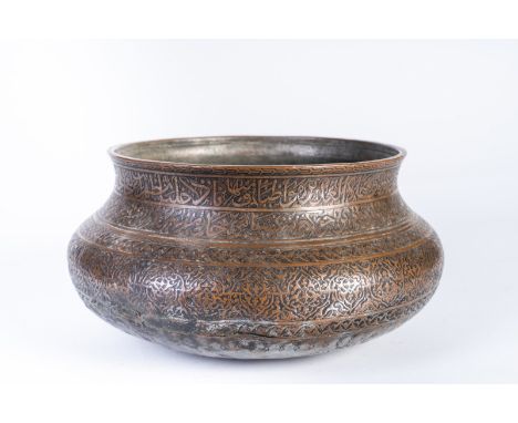 Islamic Art. A large tinned copper Safavid basin  Persia, 17th-18th century . Cm 26,50 x 14,50. 