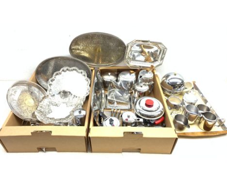  A selection of silver plate, to include two oval trays with foliate engraved detail and pierced gallery, a similar circular 