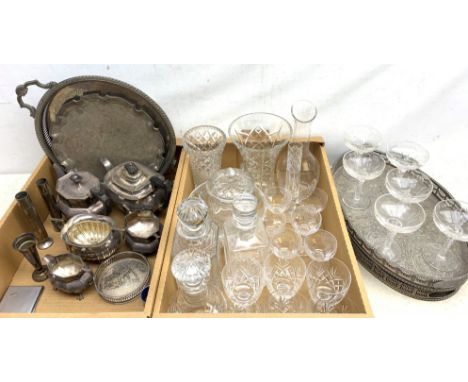  A quantity of assorted silver plate, to include a pair of oval trays with engraved foliate detail to the centre and pierced 