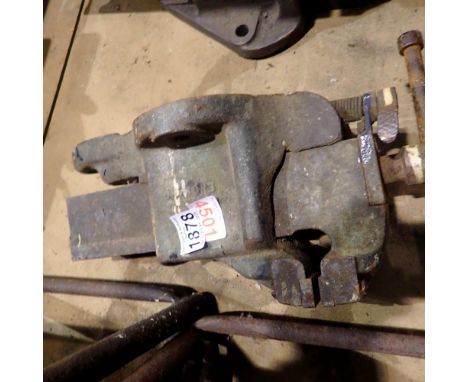 Wooden 1865/5 bench vice. Not available for in-house P&amp;P 