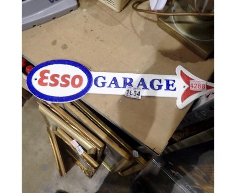Cast iron Esso arrow garage sign, W: 40 cm. UK P&amp;P Group 2 (£20+VAT for the first lot and £4+VAT for subsequent lots)
