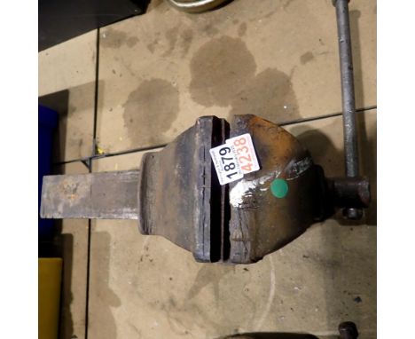 Record 6 bench vice, missing jaws. Not available for in-house P&amp;P