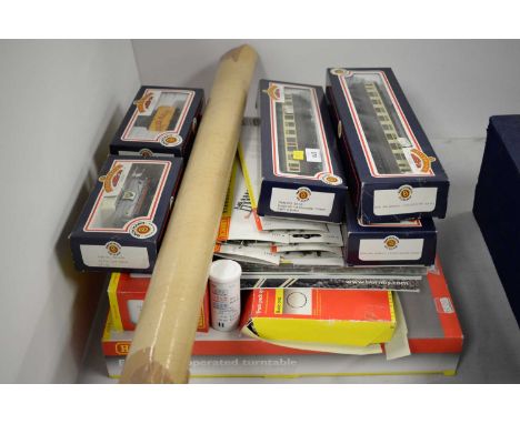 A selection of Hornby and Bachmann railway items, including: a Hornby BR 2-10-0 class 9F locomotive '92220 Evening Star', in 