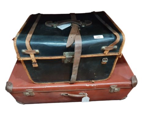 2 VINTAGE SUITCASES 