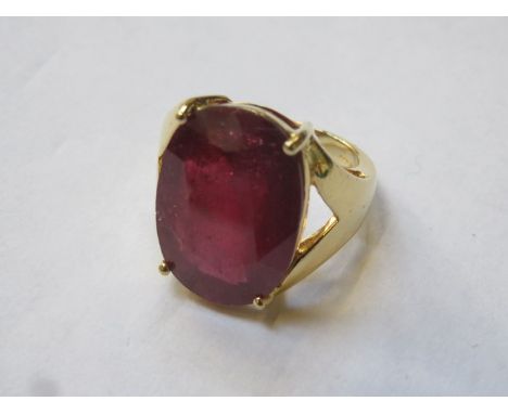 18k GOLD DRESS RING SET WITH CENTRAL ROYAL RUBY STONE 