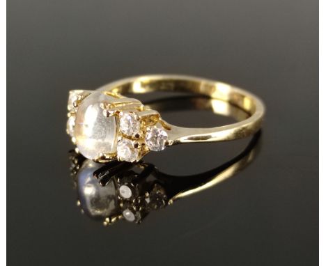 Mondstein-Ring, ovaler Mondstein, beidseitig umgeben von jeweils drei rund facettierten weißen Zirkonia, 333/8K Gelbgold, 1,9