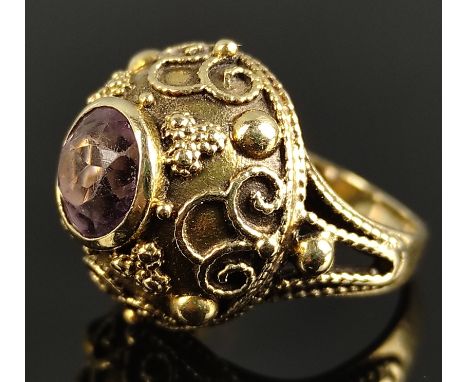 Amethyst-Ring, mittig runder facettierter Amethyst, breite dekorierte Einfassung, 585/14K Gelbgold, 7,1g, Ringgröße 48
