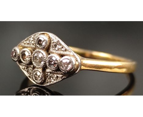 Art-Déco Brillant-Ring, Vorderseite kreuzförmiges Element mit 7 kleinen Diamanten, darum weitere kleine Diamanten, 750/18K We
