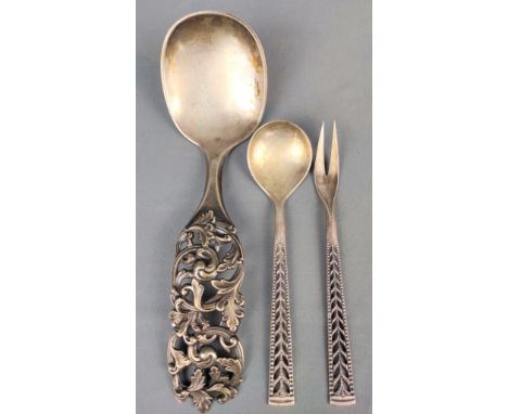 Silber-Konvolut, 3 Teile, bestehend aus großem Löffel, R. Elvesaeter 1825, Silber 830S, 107g, Länge 20cm, anbei ein Löffel un