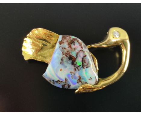 Opal-Brosche/Anhänger als Schwan, Auge als Brillant, Gesamtgewicht 10,5g, 38x21mm, Größe Opal ca. 18,4x17mm