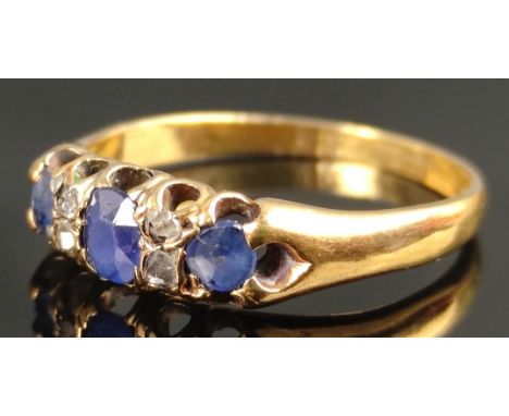 Antiker Saphir-Ring, mittig drei facettierte Saphire, besetzt mit 4 kleinen Diamanten, Goldschmiedemarke, 750/18K Gelbgold, E